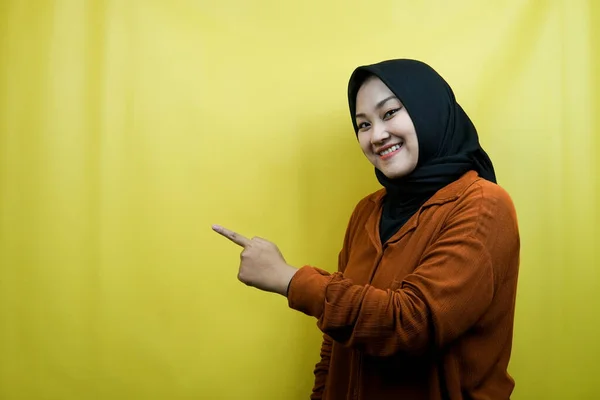 Piękna Młoda Azjatycka Muzułmanka Rękami Wskazującymi Pustą Przestrzeń Prezentująca Coś — Zdjęcie stockowe