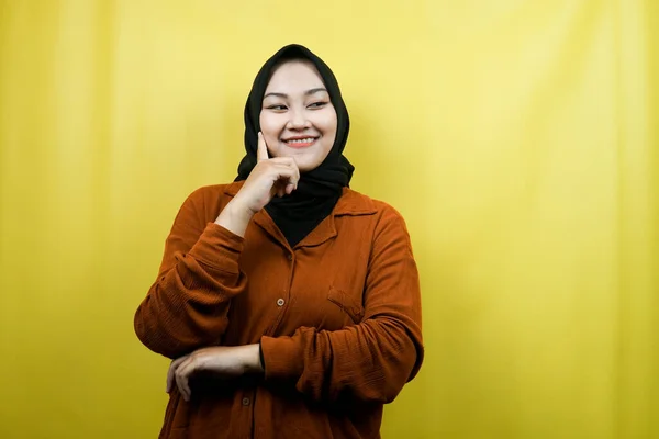 Linda Alegre Jovem Asiático Muçulmano Mulher Olhando Para Espaço Vazio — Fotografia de Stock