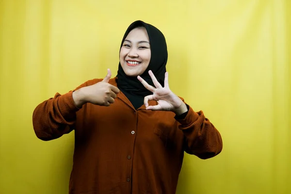 Hermosa Alegre Joven Asiático Musulmán Mujer Pulgares Arriba Mano Signo —  Fotos de Stock