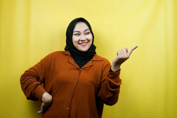 Hermosa Alegre Joven Mujer Musulmana Asiática Con Mano Apuntando Espacio —  Fotos de Stock