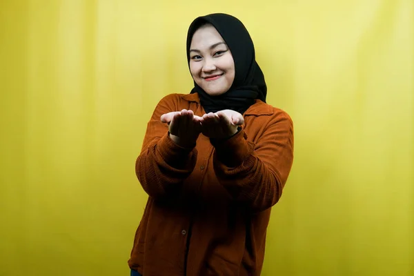 Belle Joyeuse Jeune Femme Musulmane Asiatique Bras Ouverts Présentant Quelque — Photo