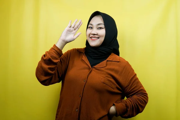 Wanita Muslim Asia Yang Cantik Dan Ceria Dengan Telapak Tangan — Stok Foto