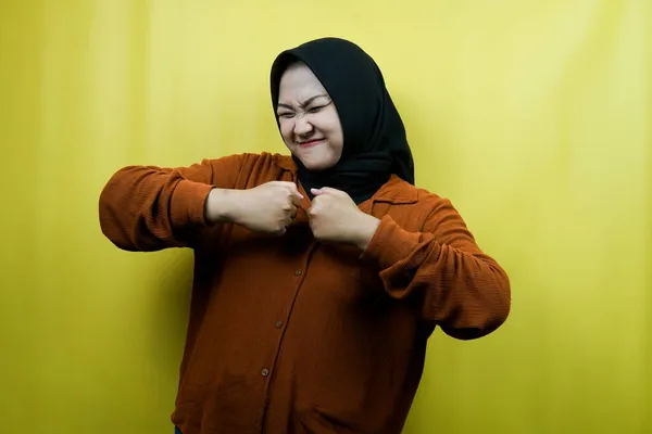 Piękny Wesoły Młody Azjatycki Muzułmanin Kobieta Zaciśniętymi Rękami Zwycięstwo Odizolowany — Zdjęcie stockowe