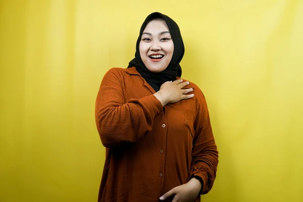 Hermosa Alegre Joven Asiático Musulmán Mujer Con Manos Celebración Pecho —  Fotos de Stock