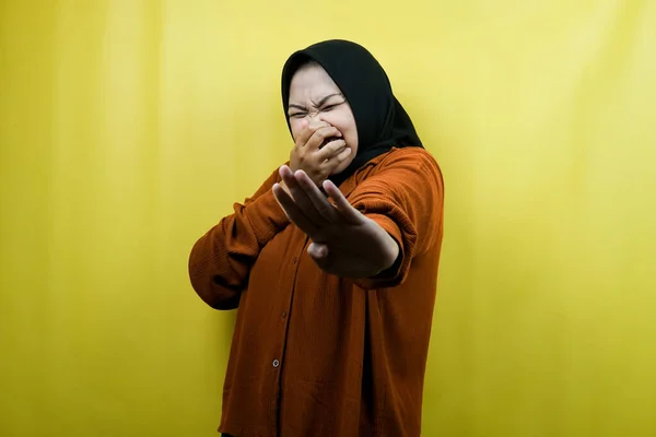 美丽的年轻的亚洲穆斯林女子 双手捂着嘴 拒绝一些孤立的东西 — 图库照片