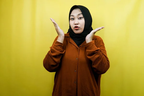 美しく陽気な若いアジア系イスラム教徒の女性が何かに向かって孤立 — ストック写真