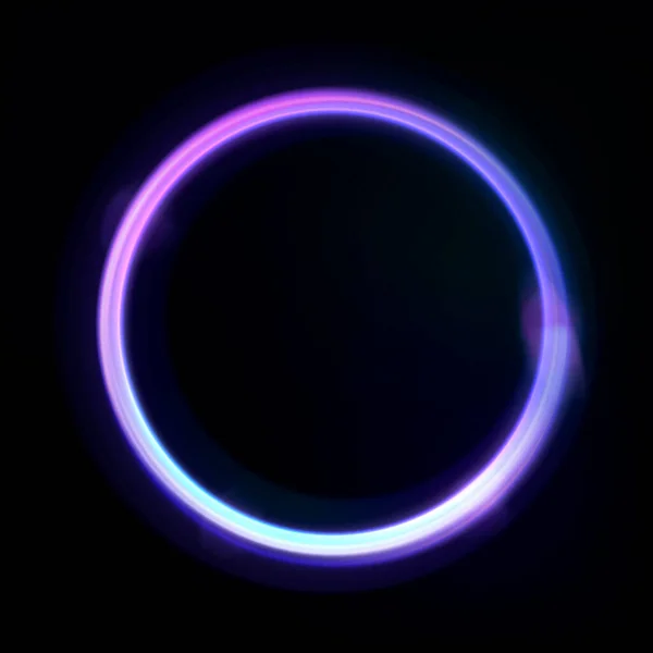Marco de círculo de neón con efectos brillantes sobre fondo oscuro. Tecno brillante morado vacío — Vector de stock