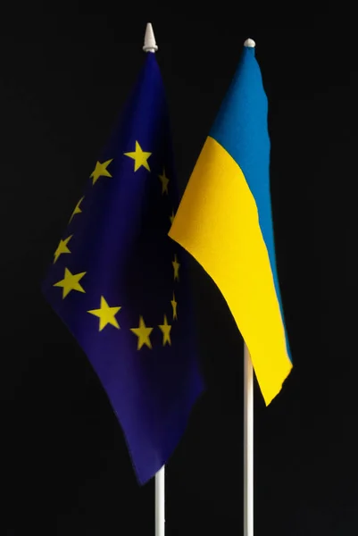 Україна та Європейський Союз ізольовані прапори — стокове фото