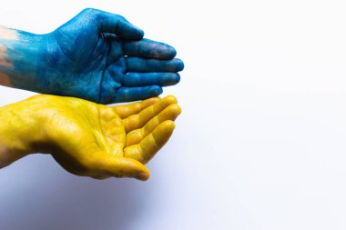 Mavi ve sarı Ukraynalı eller izole edilmiş sembolik eller