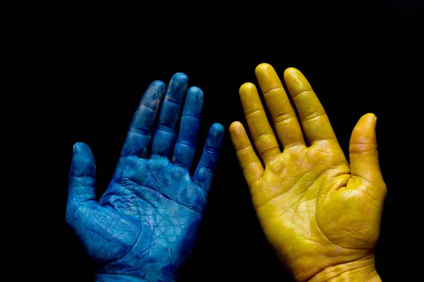 Blå och gula ukrainska händer isolerade symboliska — Stockfoto