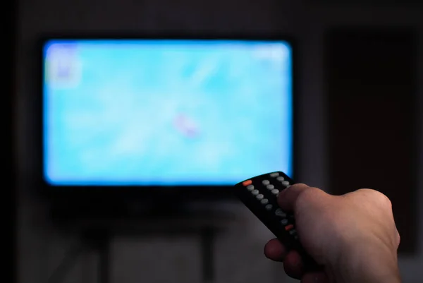 Uzaktan kumandayla kanal değiştir. Odaklanmamış TV, elinizi kapatın