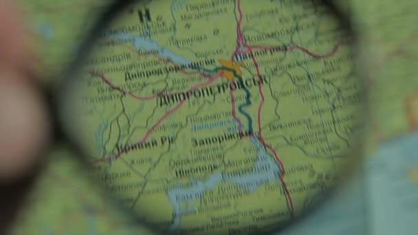 Wojna na Ukrainie. Spójrz na mapę ze szkłem powiększającym. — Wideo stockowe