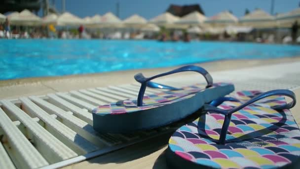 화창 한 날 수영장에서 휴가를 보내다 — 비디오