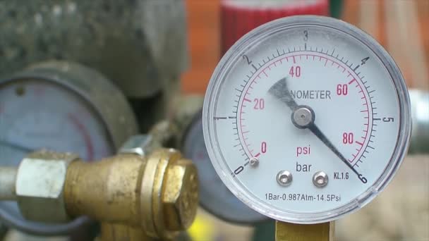 Manometer arbeitet an einem Kompressor mit Sprungpfeil — Stockvideo