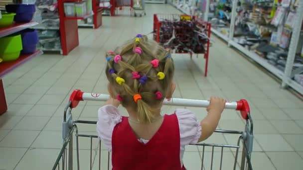 Kleine Blanke Meisje Kind Gaan Winkelen Winkelwagen Eerste Persoon Bekijken — Stockvideo