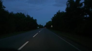 Yaz akşamında doğrudan ön camdan bakınca, trafik ışıkları...