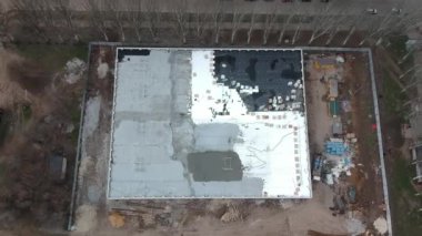 İnşaat alanında köpük beton, polistiren, ruberoid kullanarak çatı düzenlemesi.