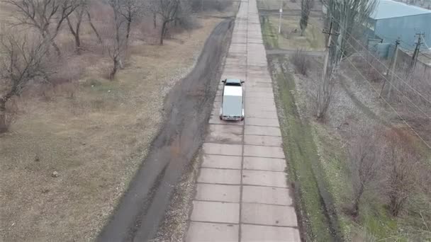 街の外の道路からターパリントレーラーを引くピックアップトラック — ストック動画