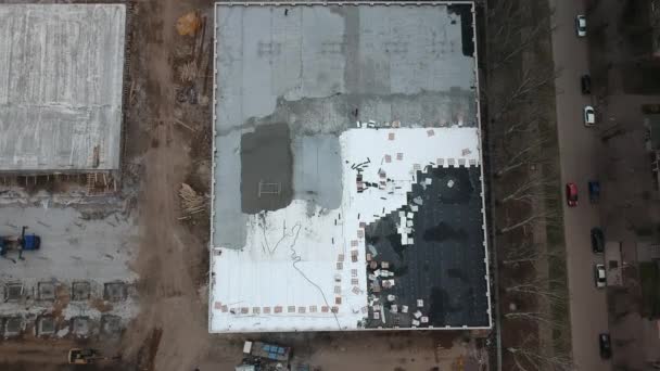 泡コンクリート ポリスチレン ルベロイドを使用して建設現場での屋根配置の空中ビュー — ストック動画