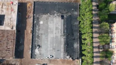 İnşaat alanında köpük beton, polistiren, ruberoid kullanarak çatı düzenlemesi.