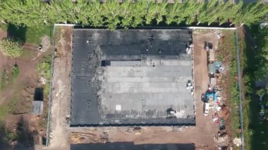 İnşaat alanında köpük beton, polistiren, ruberoid kullanarak çatı düzenlemesi.