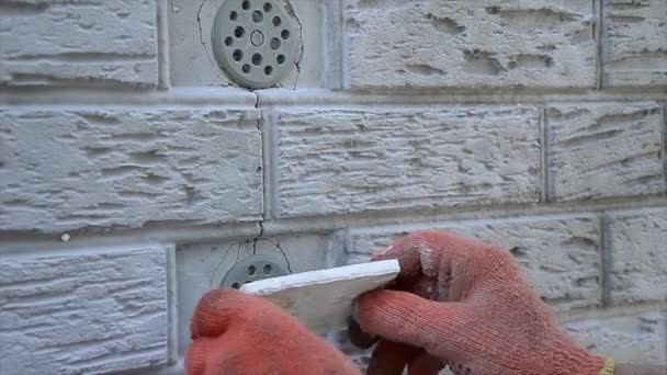 Bauarbeiter überprüfen den Stand der Dämmstoffplatten an der Hausfassade — Stockvideo
