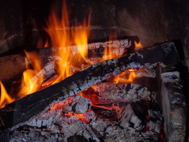 Şöminede yanan ve yanan kömürün alevi