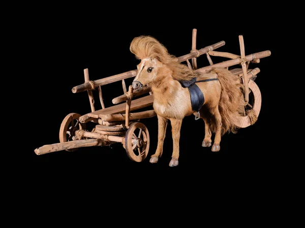 Modell Eines Oldtimers Mit Braunem Pferd Isoliert Auf Schwarz — Stockfoto
