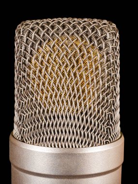 Siyah üzerine izole edilmiş büyük altın yoğunlaştırıcı mikrofon kapsülü