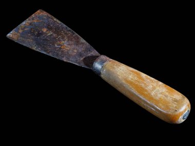 Siyah arkaplanda izole edilmiş eski paslı el kazıyıcısı