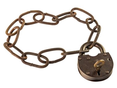 Eski paslı zincir asma kilit ile kilitlenmiş beyaz üzerine izole edilmiş.