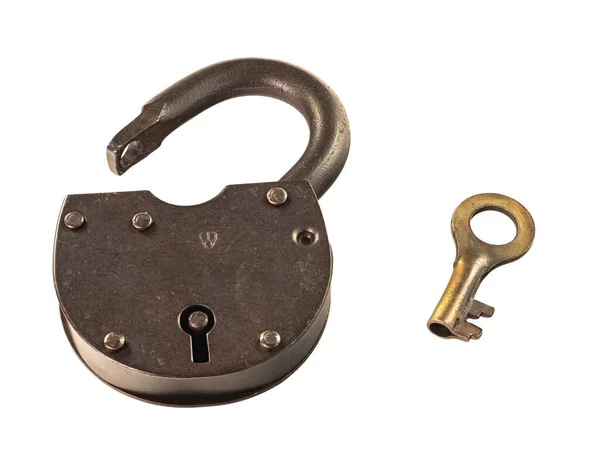 鍵付きの古い錆びた南京錠は白い背景で隔離されています — ストック写真