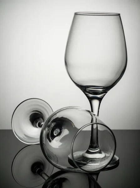 两个酒杯站在灰蒙蒙的表面 — 图库照片
