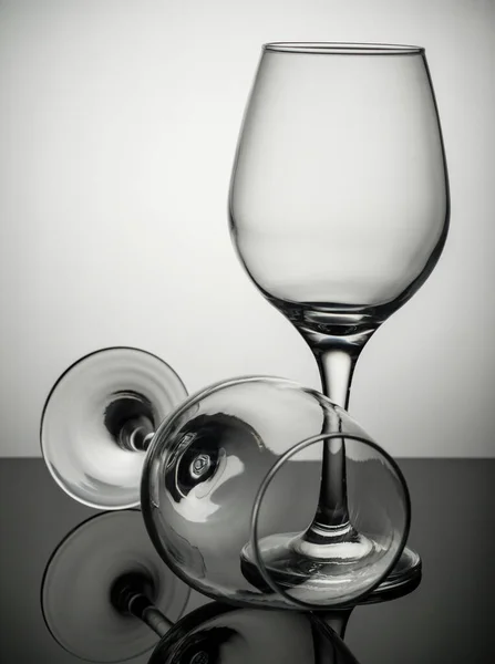 Deux Verres Vin Debout Sur Une Surface Grise — Photo