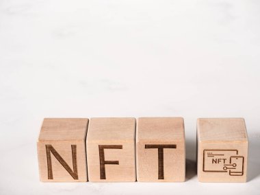 Tahta bloklar üzerindeki NFT metnini, karşılanamayan simgeler konsepti olarak kullan