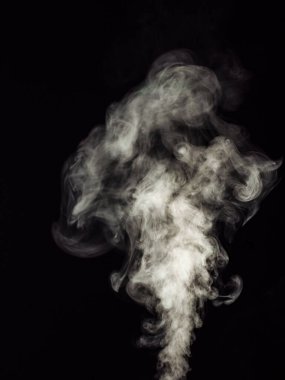 Siyah arka planda beyaz duman, soyut bir etki olarak toplarda yükseliyor