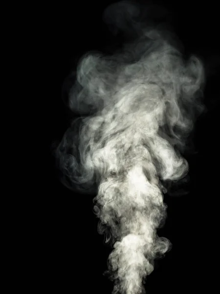 黒い背景に厚い白い煙が塊茎を抽象的な効果として上向きに上昇させ — ストック写真