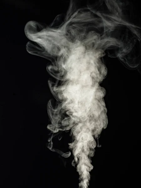 黒い背景にふわふわの白い煙が渦巻き 抽象的な効果として上向きに上昇します — ストック写真
