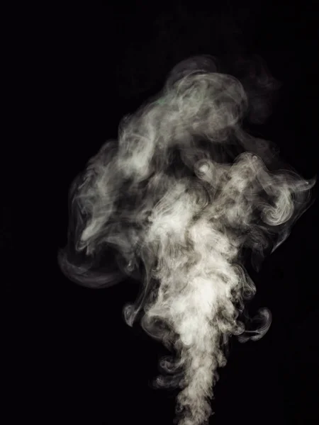 黒い背景の白い煙は 抽象的な効果としてボールに上昇します — ストック写真