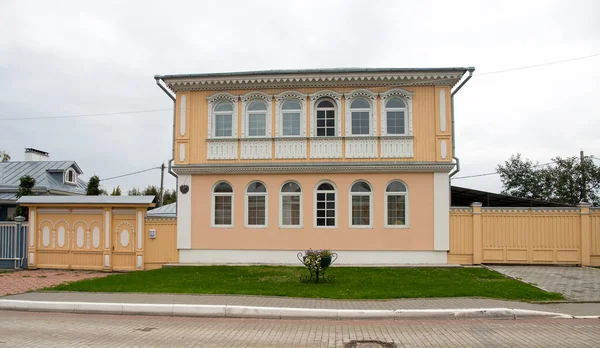Velha Casa Madeira Amarela Russa — Fotografia de Stock