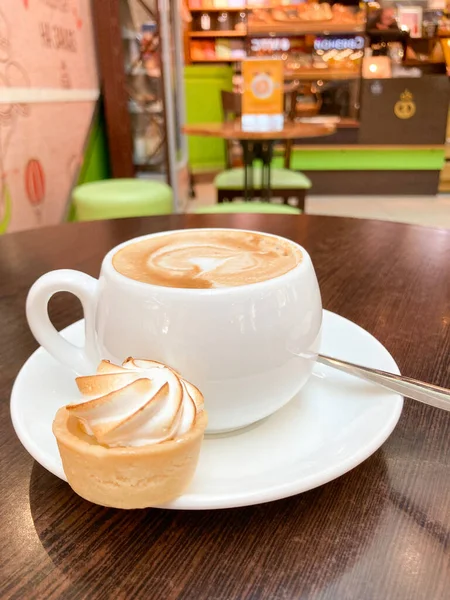 Taza Café Blanco Con Capuchino Pastel Crema —  Fotos de Stock