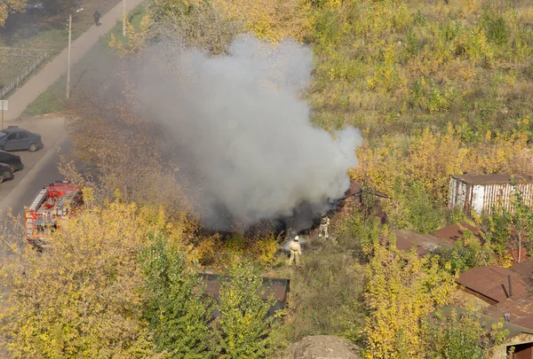 リャザンロシア 2021年10月3日 消防士が放棄された施設で火災を消火 — ストック写真