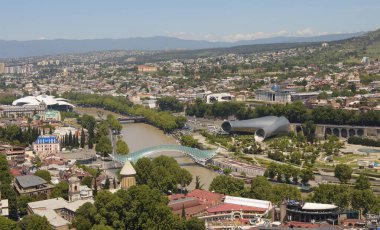 Gürcistan: Barış Köprüsü ve müzikal tiyatro manzarası