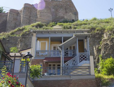 Eski harabelerin yanında modern Tiflis mimarisi