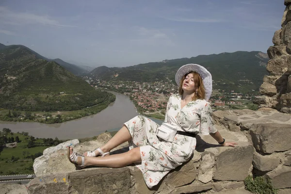 Kız, Kura ve Aragv 'ın kesişiminin arka planında fotoğraflandı.