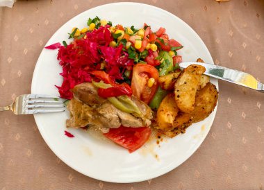 Tabak yemek geçmişiyle dolu.