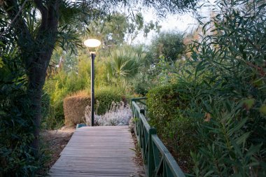 Akşam karanlığında demir fener dökün.