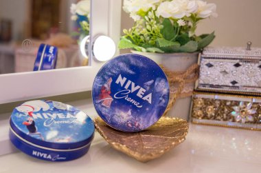 Ryazan, Rusya - 17 Kasım 2021: Bir kavanoz klasik Nivea krem Noel baskısı
