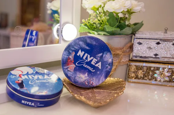 Ryazan, Rusya - 17 Kasım 2021: Bir kavanoz klasik Nivea krem Noel baskısı