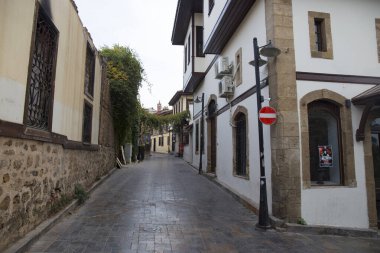 Antaliya, Türkiye - 30 Ekim 2021: Eski kentin sokakları